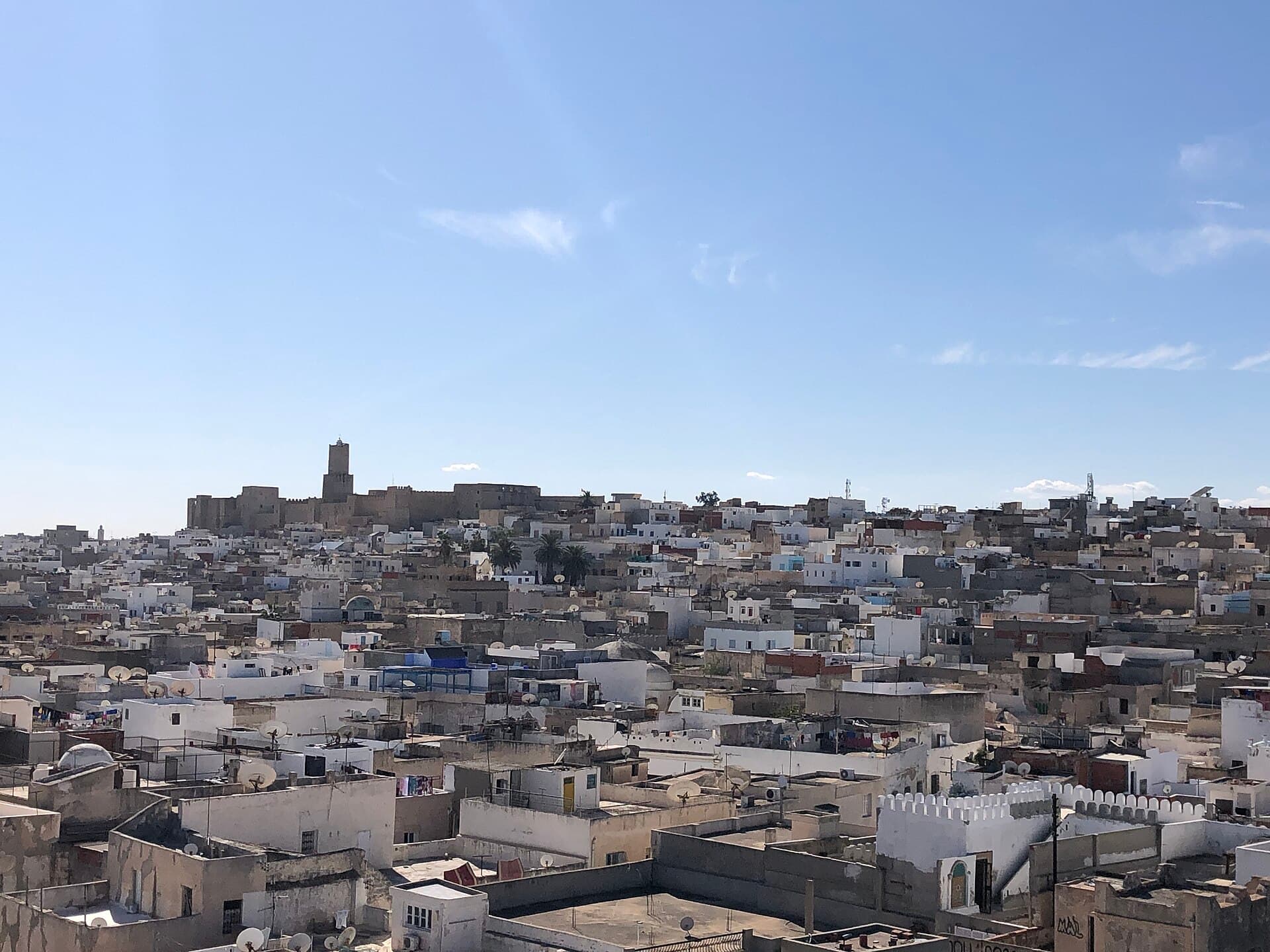 Vue sur les toits blancs de la médina de Sousse et sa kasbah sous un ciel bleu