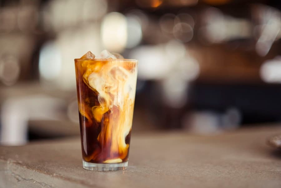 Cold brew au lait marbré servi sur glace dans un grand verre