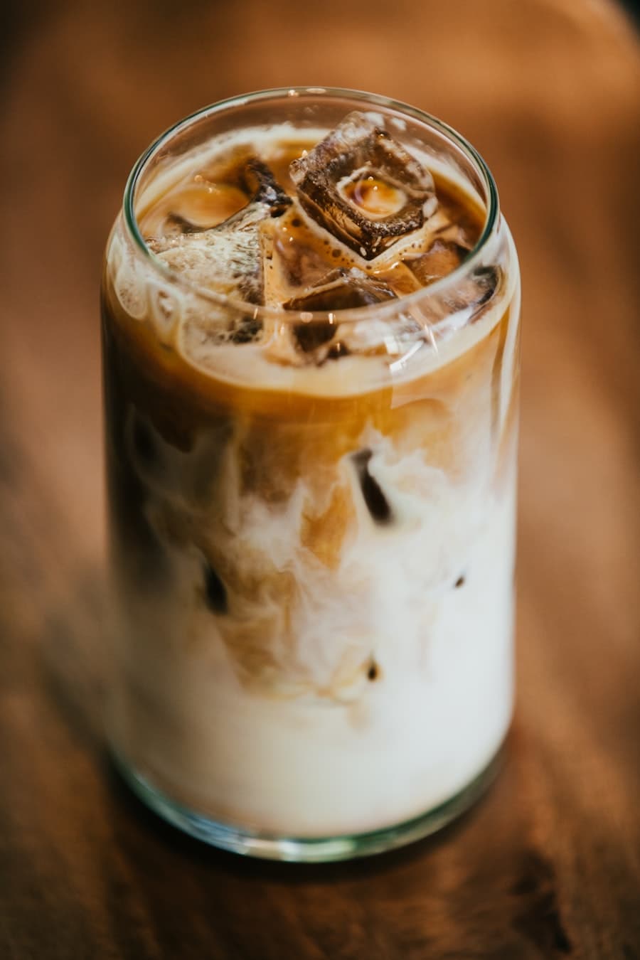 Latte glacé en verre, marbré de lait et d'espresso