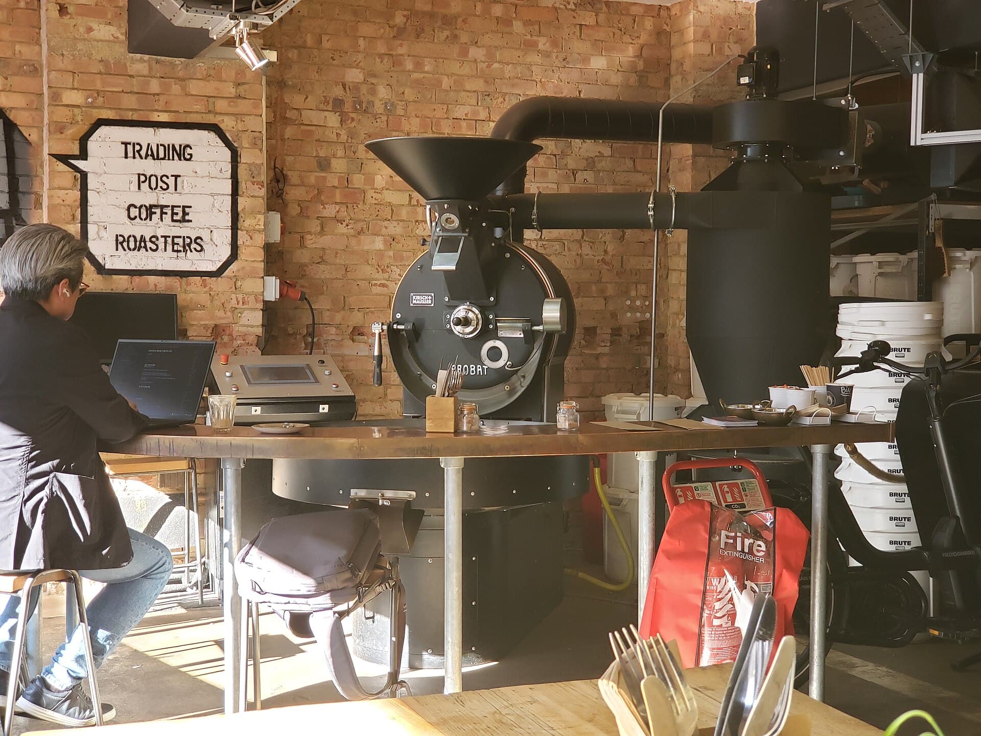 Torréfacteur à tambour noir dans un atelier de torréfaction artisanale
