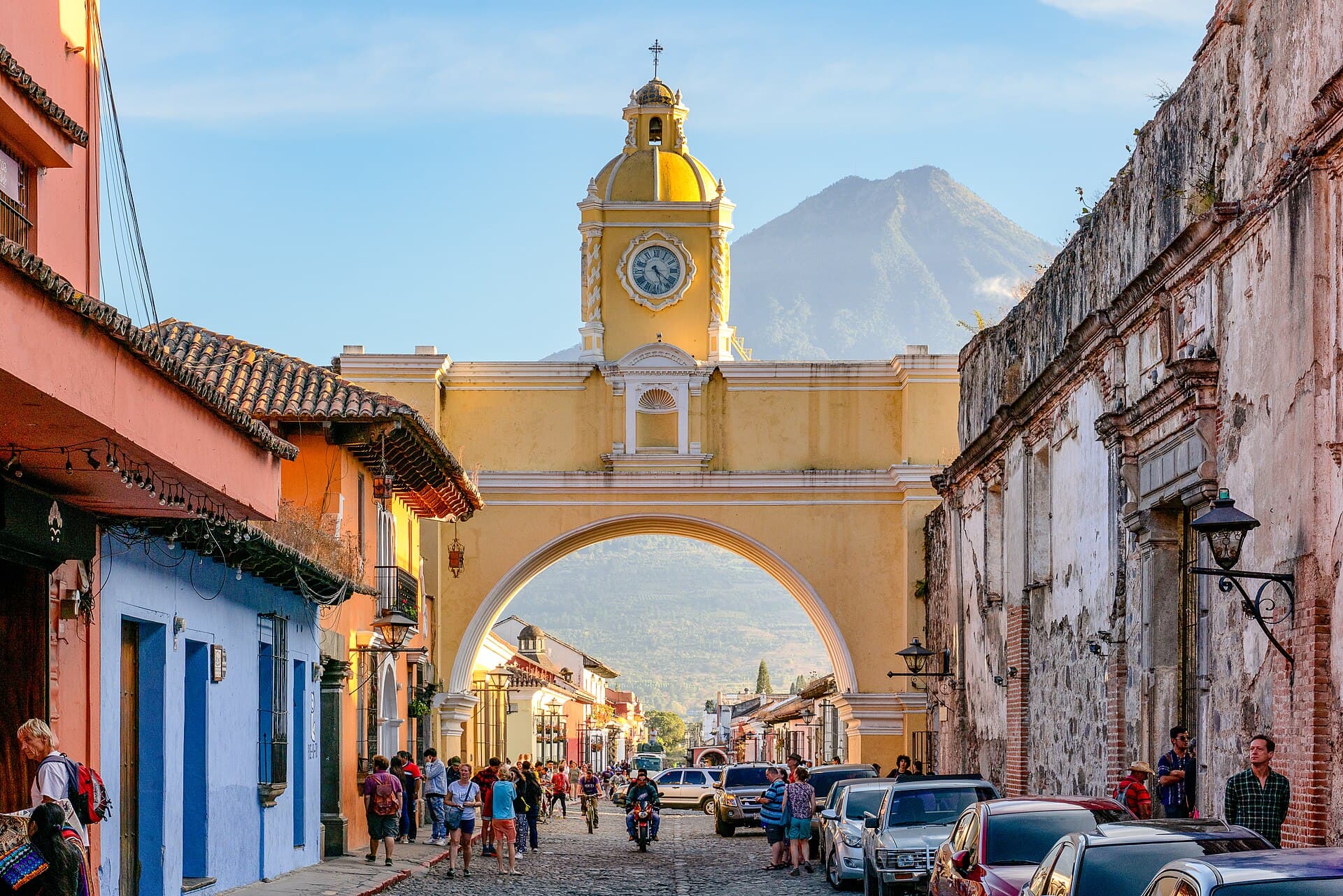 Arche Santa Catalina à Antigua Guatemala, le volcan de Agua en toile de fond